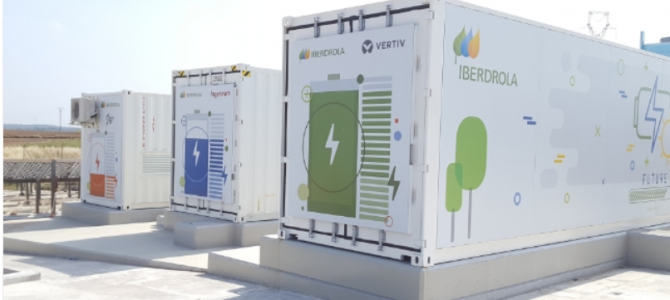 Baterías gigantes que almacenan la electricidad y facilitan la vida a todos Baterías gigantes que almacenan la electricidad y facilitan la vida a todos