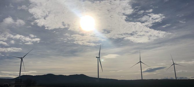 Líderes mundiales en renovables ¡y seguimos invirtiendo con todas nuestras energías! (limpias) Líderes mundiales en renovables ¡y seguimos invirtiendo con todas nuestras energías! (limpias)