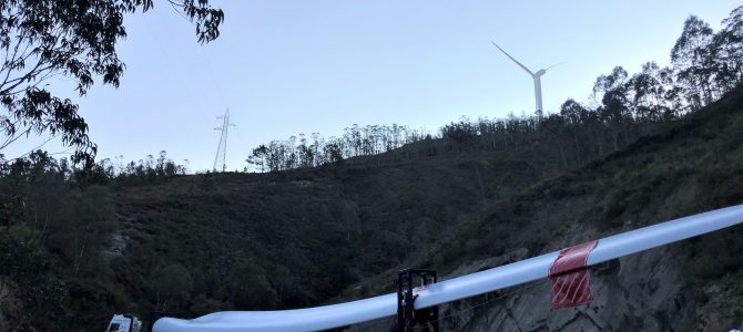 El difícil viaje de nuestras palas para atrapar el viento en la montaña asturiana El difícil viaje de nuestras palas para atrapar el viento en la montaña asturiana