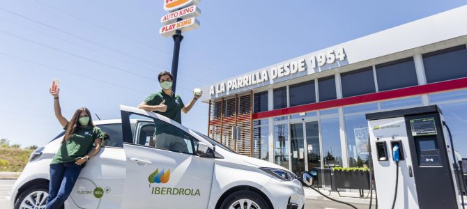 Recarga tu coche eléctrico mientras comes una hamburguesa Recarga tu coche eléctrico mientras comes una hamburguesa