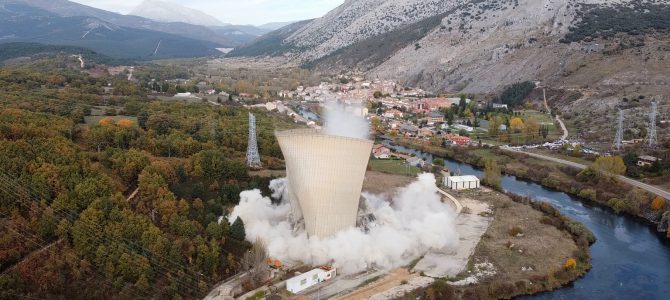 La demolición de la térmica de Velilla, otro paso más en la transición energética La demolición de la térmica de Velilla, otro paso más en la transición energética